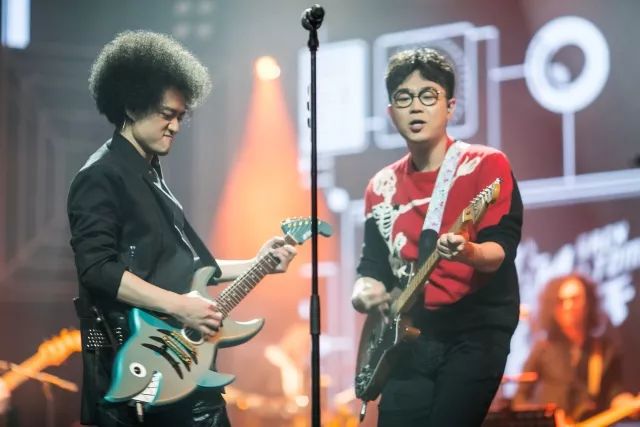 《缝纫机乐队》里面那么多好听的歌如果把它搬到舞台上,我们三个人一