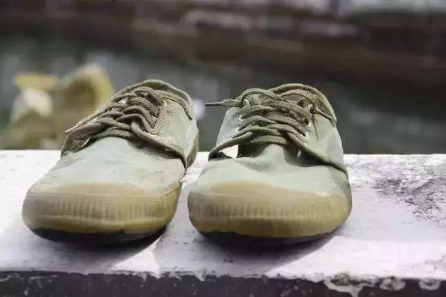 加上物资匮乏,每人就两双鞋,一双胶鞋,一双布鞋.