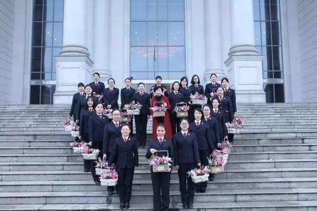 多张美图记录湖北女检察官的最美芳华