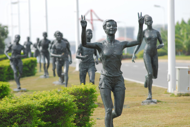 马拉松雕塑群据了解,2017 年环岛路实施了彩华提升工程,共种植了7000