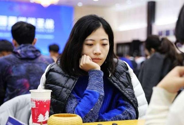 女棋手陈一鸣对局中
