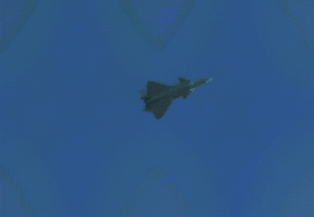 我空军歼-20罕见空中飞行图曝光 酷似外星战机