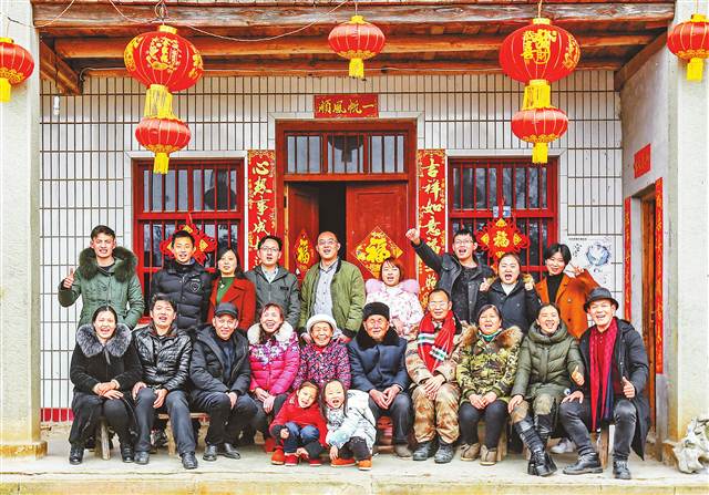 2月15日,丰都县武平镇铁匠岭林家院子,林登安一家在拍四世同堂全家福.