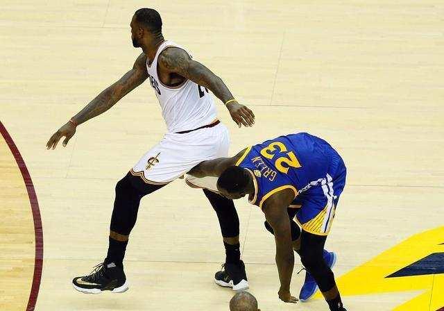 詹姆斯回忆:我没用盘外招,是格林抓住了我的腿