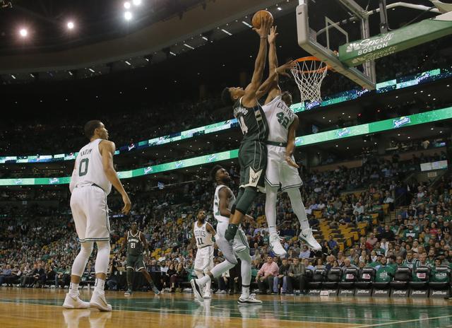 4. 盖帽雷吉·杰克逊,杰克逊眼睛都直了  本文来自东方体育