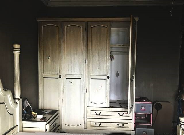 女儿林臻雅房间里的钟表,时间停留在6时30分.