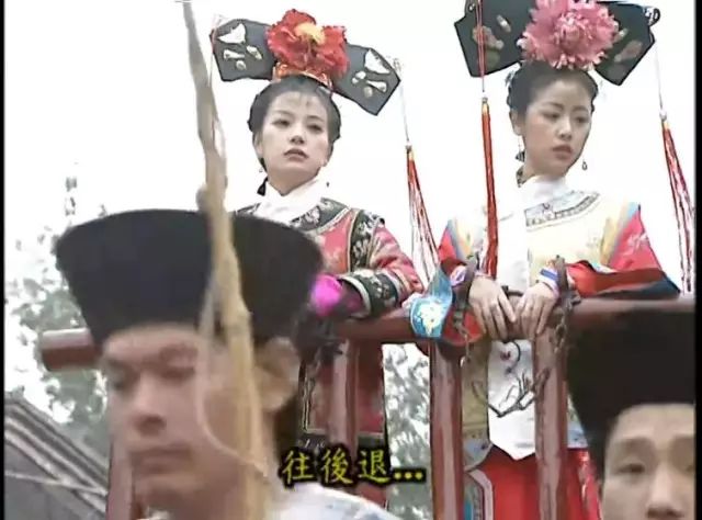 而且,过去我们看《还珠格格》,一直觉得皇后和容嬷嬷