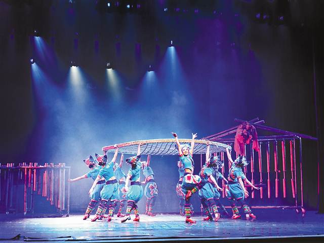 1月6日,大型创新跨界融合舞台剧《秘境云南》在重庆师范大学校友