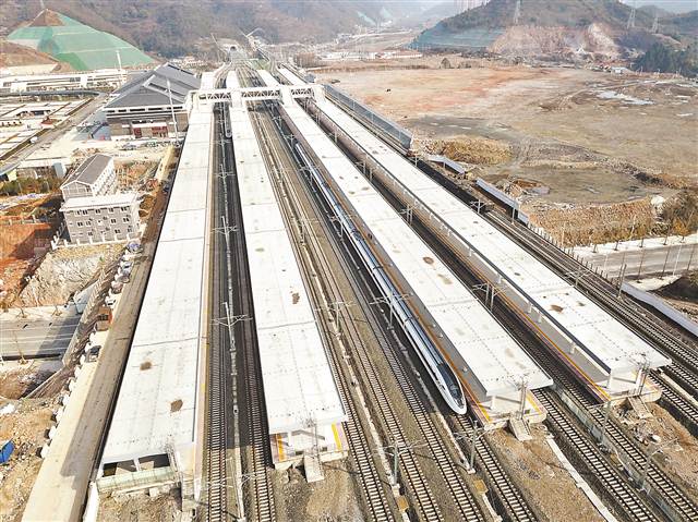 崇山峻岭间的机遇之路