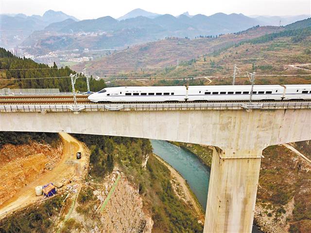 崇山峻岭间的机遇之路