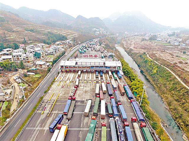 秀山境内一度积压车辆2000多台|收费站|高速公路|贵州_新浪新闻