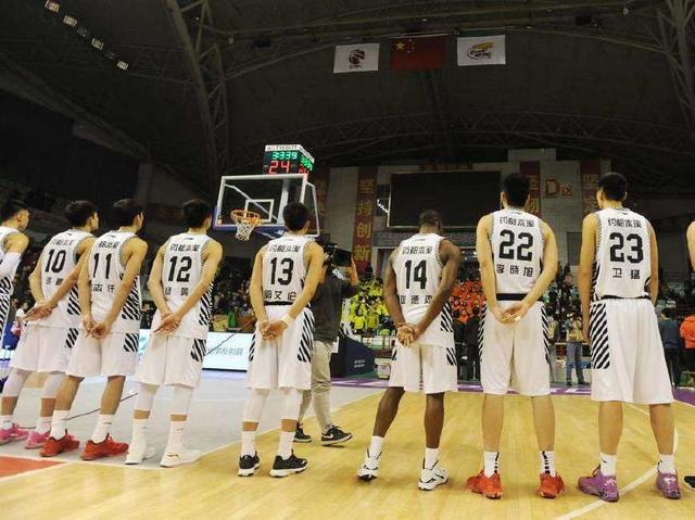 开篇放一张辽篮集体照,收官本赛季主场常规赛.