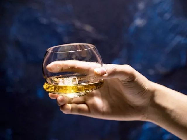这个酒杯是醉了吗?怎么晃来晃去