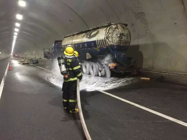 突发连江大帽山隧道大货车与水泥罐车碰撞柴油泄漏目前交通临时管制