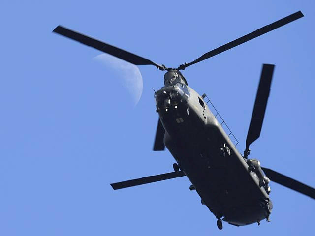 一架"奇努克"直升机飞行在伦敦泰晤士河上空.(新华/路透)