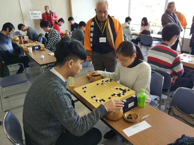 杭州棋院的卢泠老师(右)与牛力力五段(左)合影留念(牛力力老师曾经是
