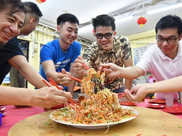 海外迎春一瞥:马来西亚一起来“捞生”|马来西亚|春节|华人_新浪新闻