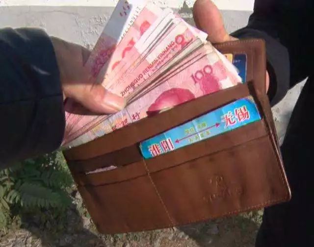 女子路边捡钱包 被法院判赔7000余元和一部手机 冤吗?|捡钱包|遗失物|元和_新浪新闻