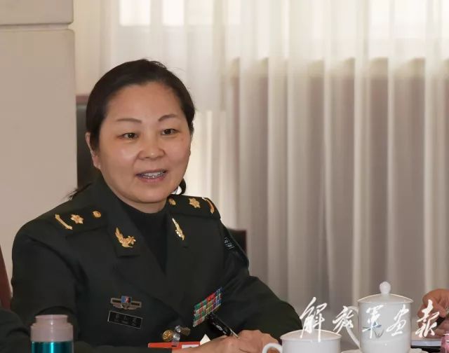 两会有道亮丽风景线来看军队女代表参会风采