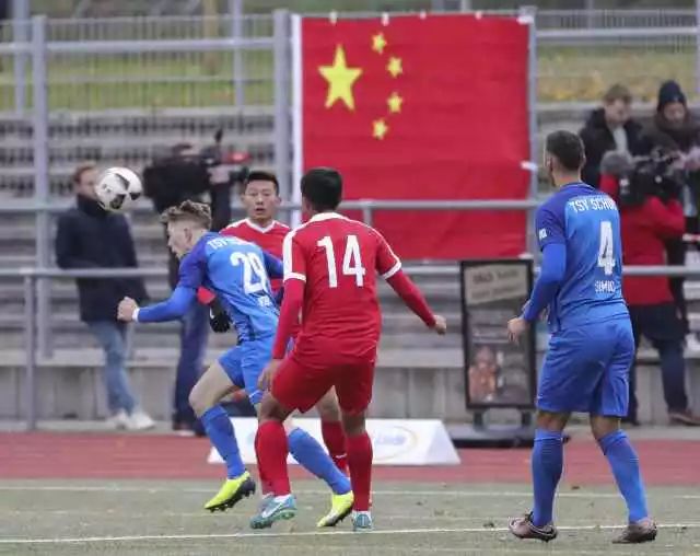 18日,观众席上打出五星红旗,与“藏独”旗叫阵。