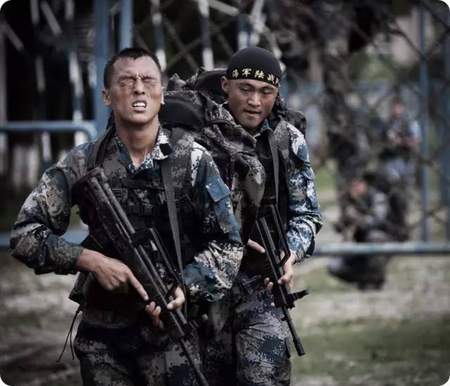 下面请欣赏歌曲吧这首歌曲是由一名海军陆战队退伍女兵所唱和以往版本