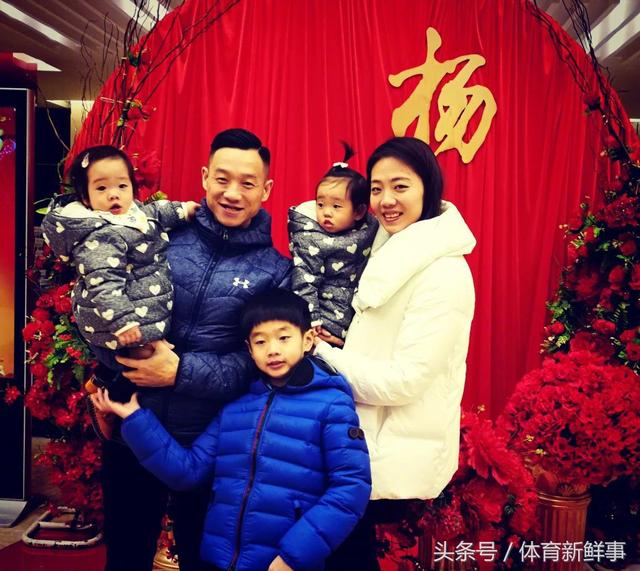 杨威晒全家福!8岁儿子获体操奖牌程菲当他导师,今双胞胎女儿1岁
