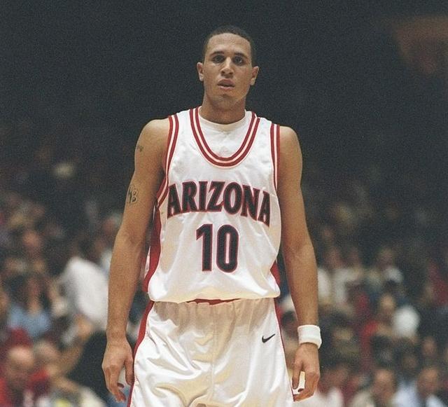 拥有1/4中国血统的顶级后卫"白魔鬼"迈克·毕比