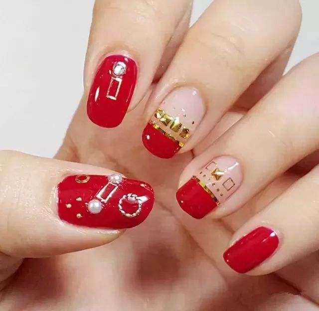 白温暖而热情喜气洋洋的新年当然少不了喜庆的红色啦经典红色看完别走