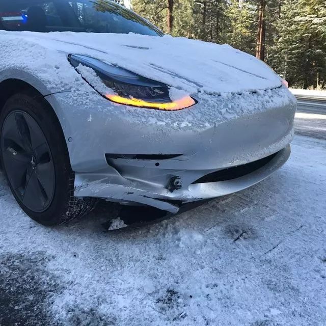 上路没几天，这辆特斯拉Model 3就撞坏了|特斯拉Model|特斯拉|Model_3|特斯拉Model_手机新浪网