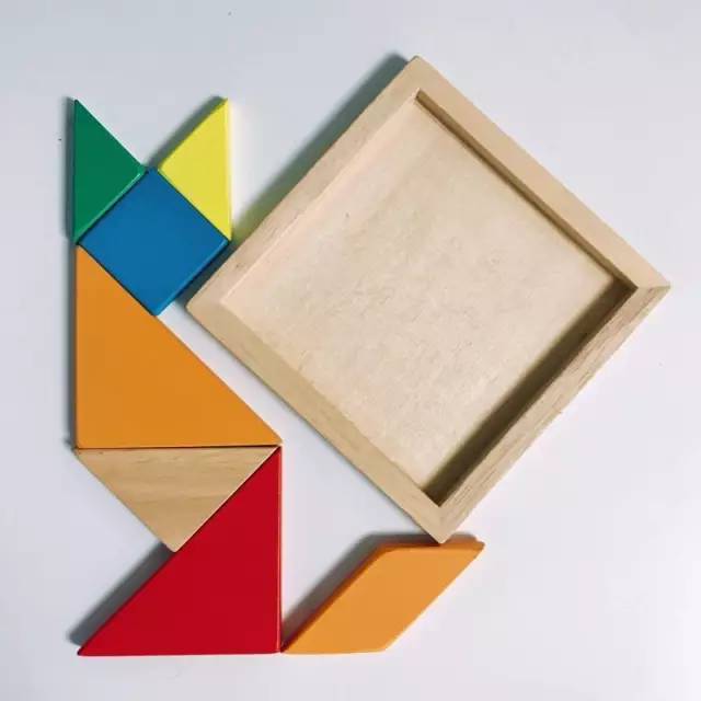 拿着七巧板,通过观察其实很容易判断出哪个形状的动物不是用七巧板拼