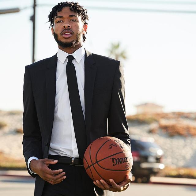 帅气!英格拉姆晒自己身穿西服的照片