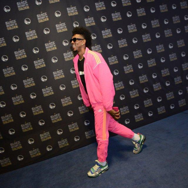 骚气!尼克 - 杨身穿一身粉色进入球馆