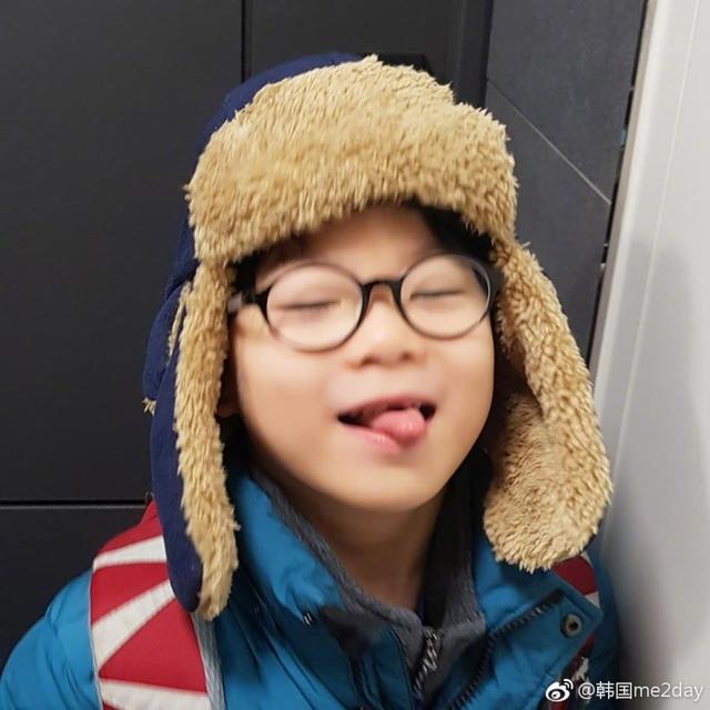 大韩万岁戴眼镜好萌帅,民国是三胞胎里最普通的