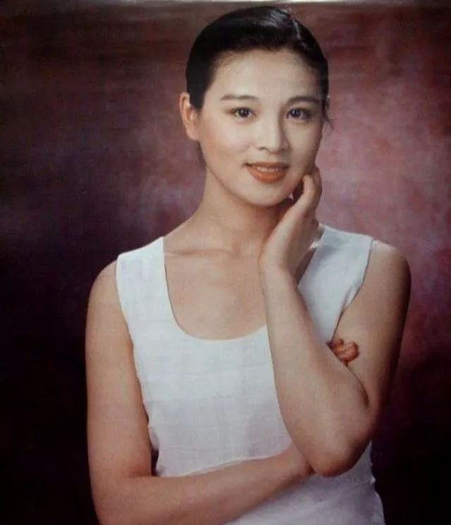 她是袁立的姐姐,早恋险遭退学,为女息影16年,单身一人又何妨!