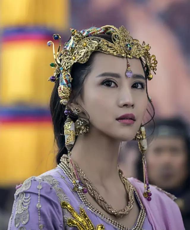 黄晓明镜头都没有也要盯梢"老婆",身高谜题更被低配黄轩撞破?