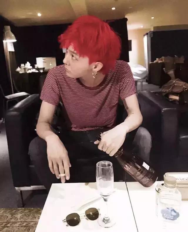 权志龙作为在世界上都享有知名度的歌手,其时尚品味更是风向标.