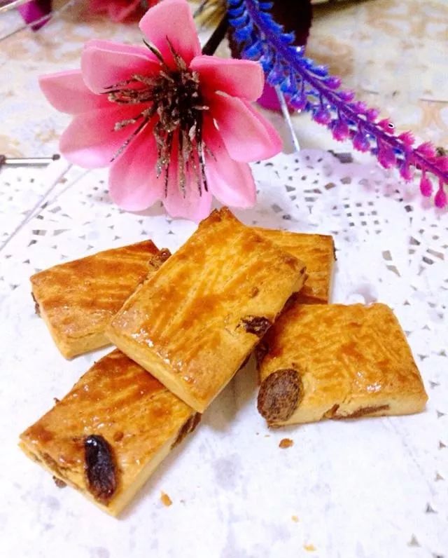 真的很好吃噢,带有奶香味,葡萄干的口感,绝不能错过的休闲小零食