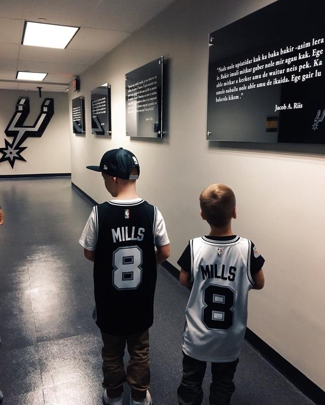 马刺球员帕蒂-米尔斯刚刚更新了推特,发布了一组来自澳大利亚小球迷的