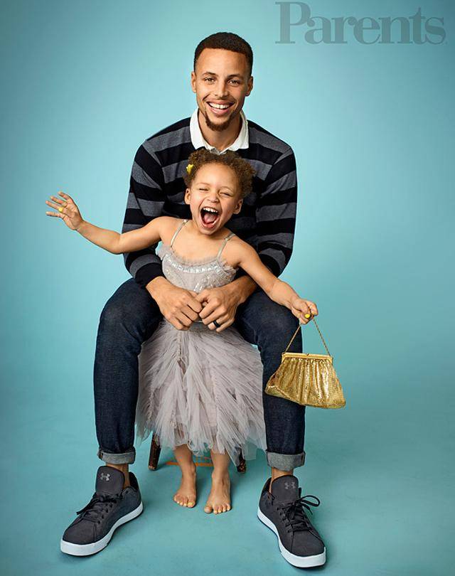 库里赛前训练身穿1代球鞋 两位女儿照片惊现球鞋表面