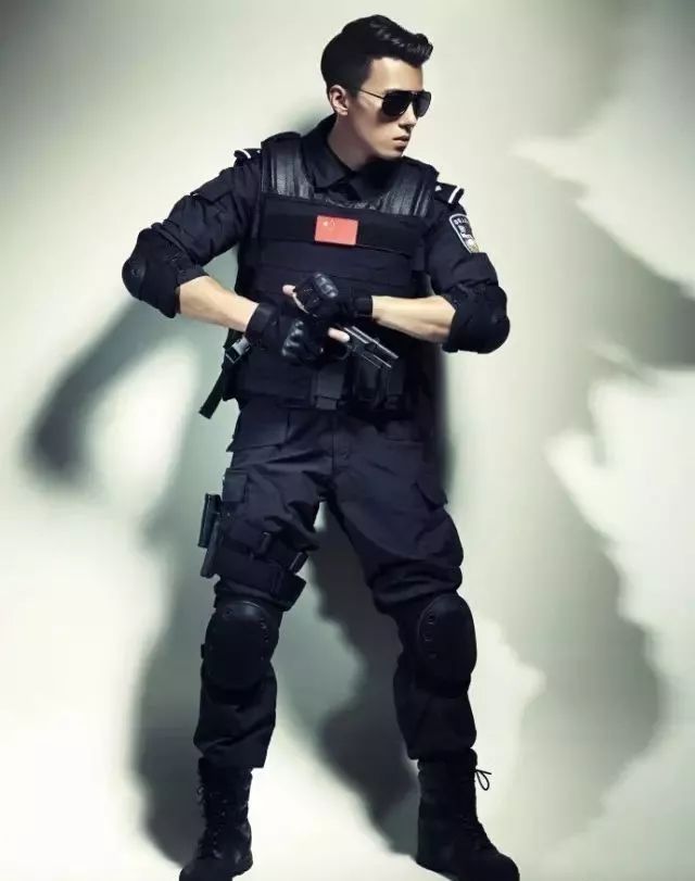 这是继第一季《警察特训营》的精彩表现之后,"特警哥"沈晨再次帅气