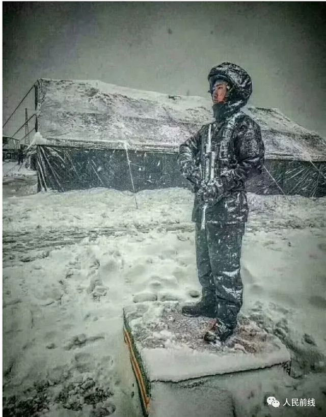 风雪边关人民子弟兵冰花出镜照亮万家灯火