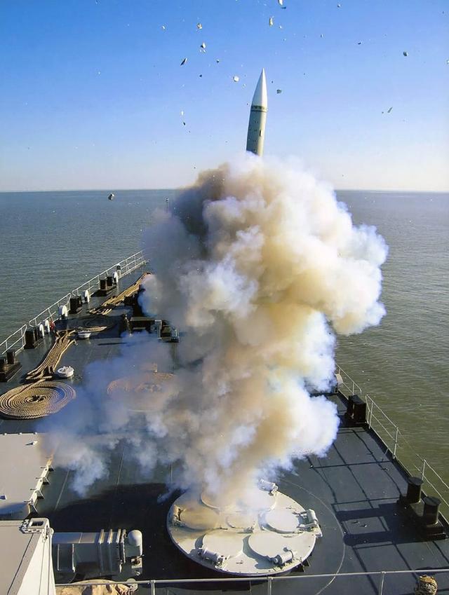 振奋!中国新型海军防空导弹试射成功:专家只说了四个字