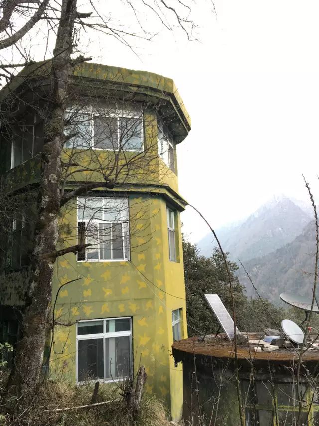 吉布哨所外观 山顶的拉则拉哨所