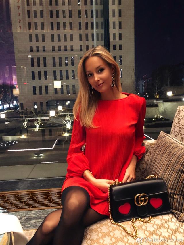 佩嫂又秀恩爱,穿红衣贴福字年味十足,佩莱新赛季能给力吗?