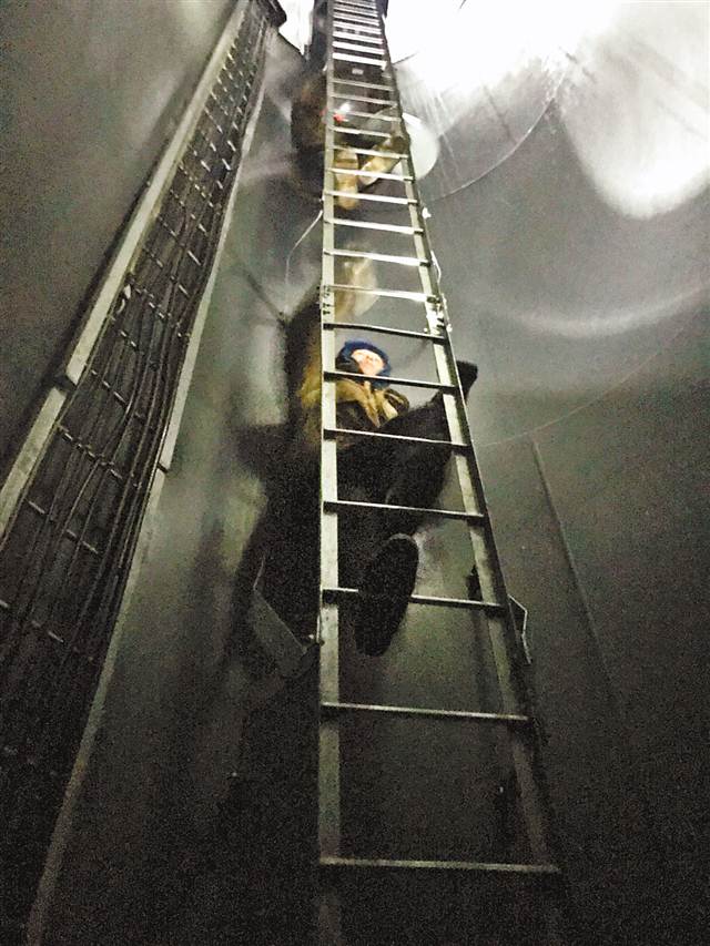 风雨交加的夜晚 我跟蒋传授爬上34米高的风力发