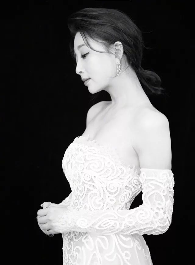 她是军艺校花之首前夫入狱六年年近40完结大满贯视后