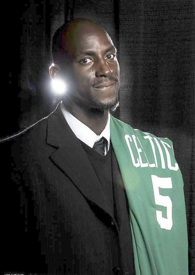 加内特,2012/7/15续签凯尔特人,3年3600万,2015夏到期,拥有不可交易