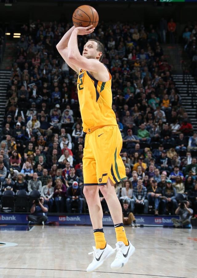 在今日爵士以125-113战胜快船的比赛中,爵士球员乔-英格尔斯拿下21分