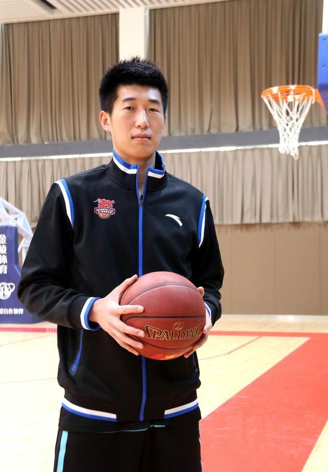 于翔 身高:183cm 体重:85kg 场上位置:后卫            文一篮球纠种