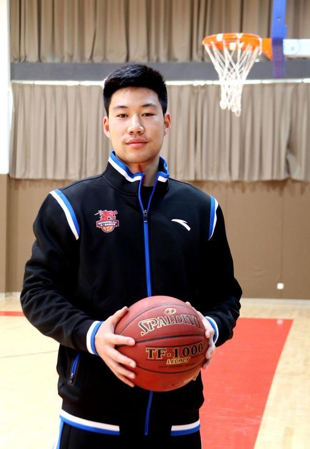 于翔 身高:183cm 体重:85kg 场上位置:后卫            文一篮球纠种